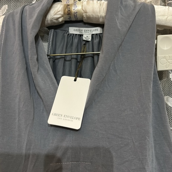 Green envelope sleeveless gray shirt, size medium brand new with tags - Picture 2 of 4
